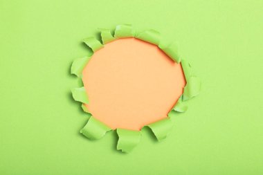 renkli karton delik, yırtık kağıt reklam metni için boş alan, arka plan doku