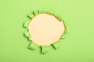 renkli karton delik, yırtık kağıt reklam metni için boş alan, arka plan doku