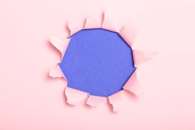 renkli karton delik, yırtık kağıt reklam metni için boş alan, arka plan doku