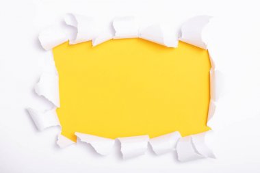 renkli karton delik, yırtık kağıt reklam metni için boş alan, arka plan doku