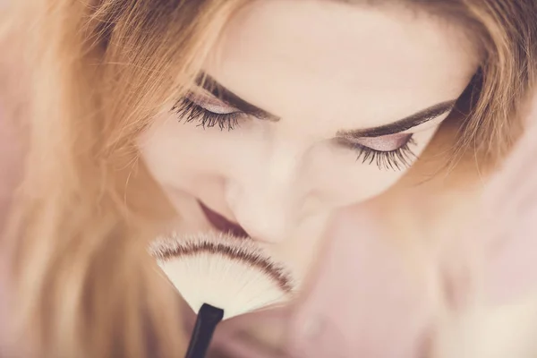 Güzel genç kız yüz makyaj yapma üst görünümü, burun, kozmetik ve güzellik kavramı yakınında bir fırça ile taze kadın yüz — Stok fotoğraf