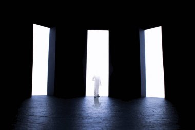 elle davet eden hafif bir yüz ile sular altında olan kişi 