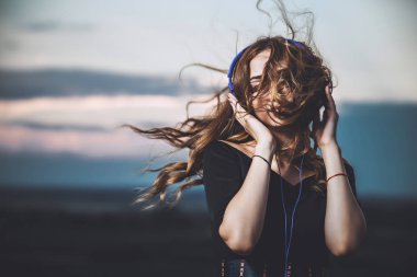 doğada müzik dinlerken kulaklık güzel bir kız portresi