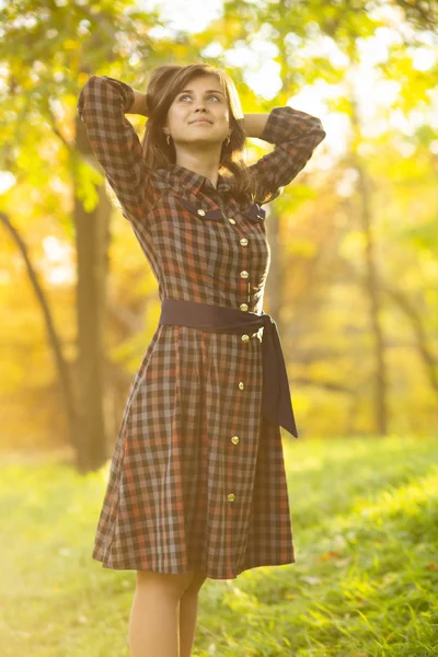 秋に自然の中を歩く美少女の肖像画、草と丘の上に立って太陽の光を楽しむ若い女性 — ストック写真