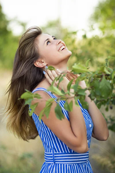 自然の中を歩く若い女性の肖像画、幸せな女の子の笑い — ストック写真