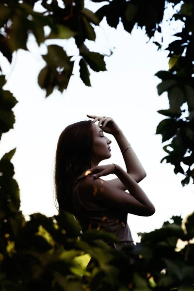 Ritratto di una bella ragazza in un giardino estivo, profilo viso donna — Foto Stock