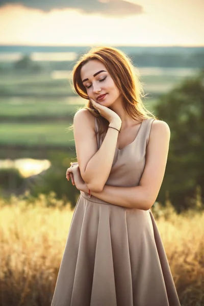 日没時のドレスで夏のフィールドで美しい女の子の肖像画, — ストック写真