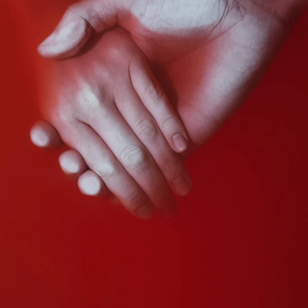 Plexus a kezében egy férfi és egy nő a színes vörös véres víz, fogalma a szeretet és a hűség — Stock Fotó
