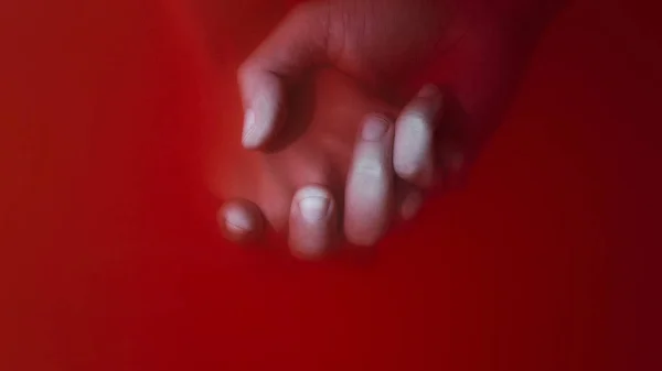 Férfi megragadta a nő kezét a vörösvérből fa, fogalma szerelem mentési és dráma, kreatív ötlet — Stock Fotó