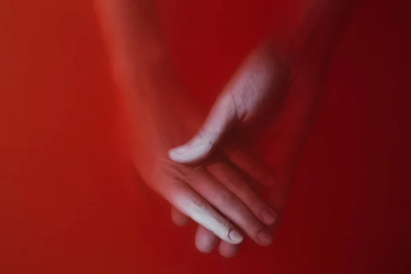 Muž drží ruku dívky ve vodě s červenými barvami, pojetí lásky, krytí thrillera nebo detektivního příběhu, záhadné umění — Stock fotografie