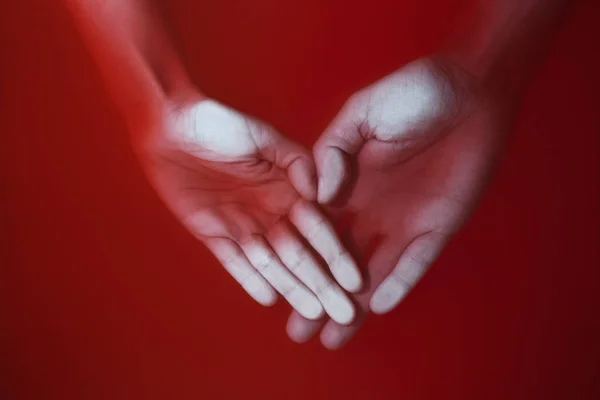 Mãos de um homem e uma mulher na forma de um coração afundando na água sangrenta, conceito de amor e dor — Fotografia de Stock