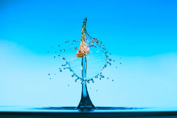 Fondo abstracto de salpicadura de agua de color, colisión de gotas de color, el concepto de arte — Foto de Stock