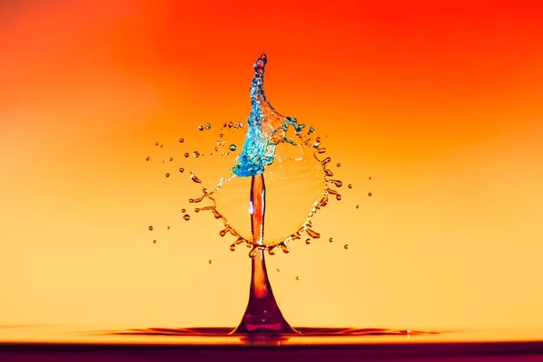 Абстрактный фон всплеска цветной воды, столкновения цветных капель, концепт-арт — стоковое фото
