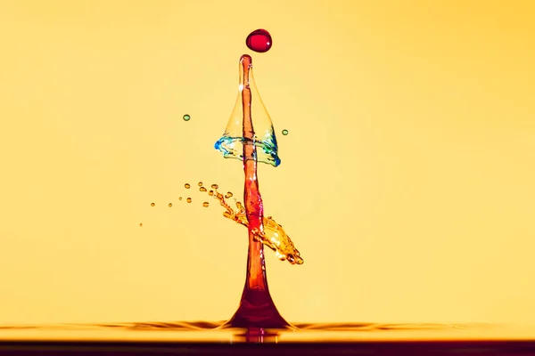 Fondo abstracto de salpicadura de agua de color, colisión de gotas de color, el concepto de arte — Foto de Stock