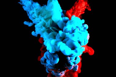 suda boya akışı, suda bulutta yeni bir renk oluşturan iki renk iç içe, soyut arka plan, siyah bir arka plan üzerinde çok renkli boya