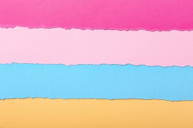 yatay olarak yatan yırtılmış karton çok renkli çizgilersoyut arka plan, üst görünüm