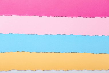 yatay olarak yatan yırtılmış karton çok renkli çizgilersoyut arka plan, üst görünüm