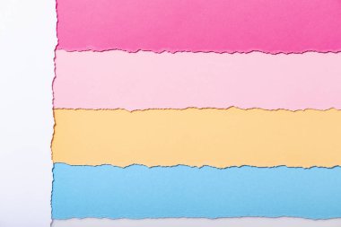 yırtılmış karton çok renkli şeritler soyut arka plan, üst görünüm, hatırlatmalar, konsept ofis ve iş yazmak için kuponlar