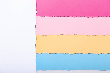 yırtılmış karton çok renkli şeritler soyut arka plan, üst görünüm, hatırlatmalar, konsept ofis ve iş yazmak için kuponlar