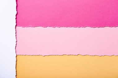 yırtılmış karton çok renkli şeritler soyut arka plan, üst görünüm, hatırlatmalar, konsept ofis ve iş yazmak için kuponlar