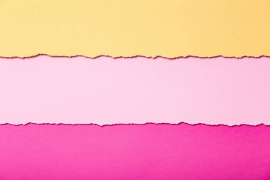 yatay olarak yatan yırtılmış karton çok renkli çizgilersoyut arka plan, üst görünüm