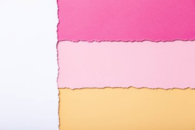 yırtılmış karton çok renkli şeritler soyut arka plan, üst görünüm, hatırlatmalar, konsept ofis ve iş yazmak için kuponlar