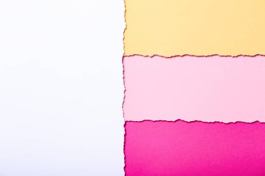 yırtılmış karton çok renkli şeritler soyut arka plan, üst görünüm, hatırlatmalar, konsept ofis ve iş yazmak için kuponlar