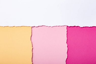 dikey olarak yatan yırtılmış karton çok renkli şeritler soyut arka plan, üst görünüm