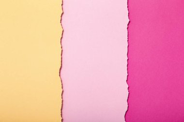 dikey olarak yatan yırtılmış karton çok renkli şeritler soyut arka plan, üst görünüm