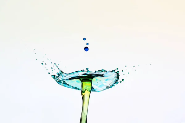 Abstrakter Hintergrund von Wasserspritzern mit Farben, Zusammenprall von Tropfen — Stockfoto