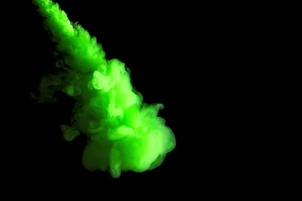 Måla ström i vatten, grön färg bläck moln, abstrakt bakgrund — Stockfoto