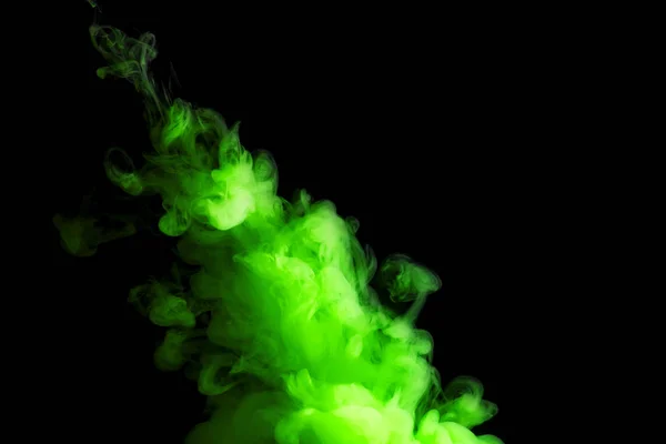 Verf stroom in water, groen gekleurde inkt wolk, abstracte achtergrond — Stockfoto