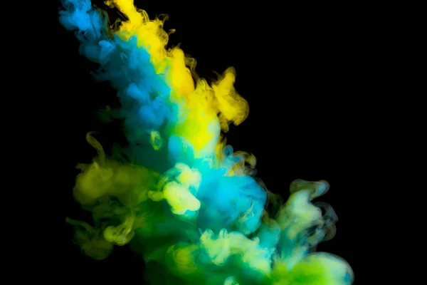 Måla ström i vatten, färgade moln, abstrakt bakgrund, processen att blanda mångfärgade färgämne på en svart bakgrund — Stockfoto