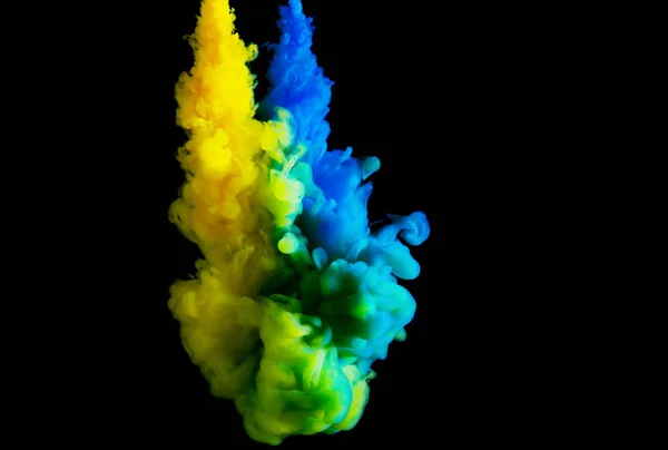 Jet de peinture dans l'eau, nuage coloré, fond abstrait, processus de mélange colorant multicolore sur un fond noir — Photo