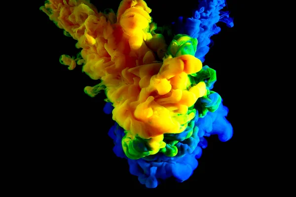 Barva proudu ve vodě, prokládání dvou barev tvořících nový odstín v oblaku vody, abstraktní pozadí, barevné barvivo na černém pozadí — Stock fotografie