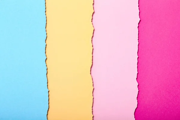 Абстрактный фон разноцветных полос рваного картона лежащих вертикально, вид сверху — стоковое фото