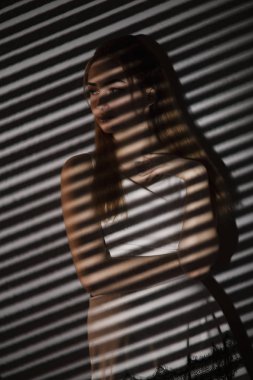 Işık desenli bir kadın, konsept kadın duyguları ve güzellik, gobo maskeler