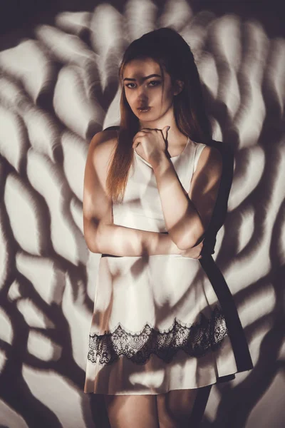 Молодая женщина со световым шаблоном концепция красоты и и загадки, маски гобо — стоковое фото