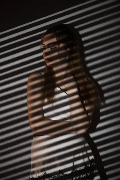 Vrouw met licht patroon van blinds, concept vrouwen emoties en schoonheid, gobo maskers — Stockfoto