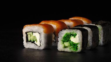 , bir kayrak tahtası üzerinde rulo, bir kayrak tahtası üzerinde rulo, gıda rulo, Japon mutfağı