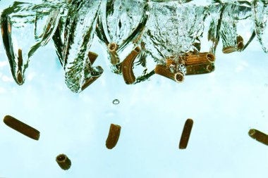 arka plandan düşen pişmemiş makarna