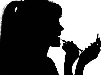 kadının makyaj cep aynası önünde yapması silueti beyaz izole arka plan üzerinde eller