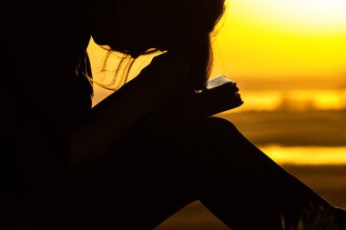Tanrı'ya doğada dua günbatımı, din ve maneviyat kavramı siluet kadın