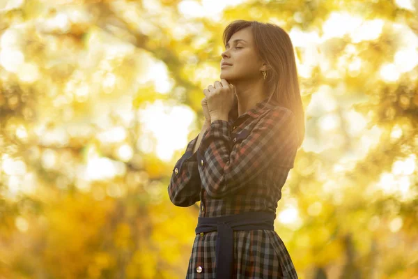 Doğada Dua Genç Bir Kadının Portresi Kız Elleri Çenesinde Katlanmış — Stok fotoğraf