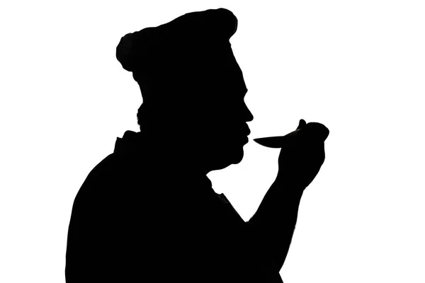 Силуэт иллюстрации шеф-повар с ложкой, плита дегустации блюдо на белом изолированном фоне, профиль мужчины в шляпе и фартуке, концепция пищевой промышленности — стоковое фото