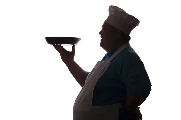 Silueta de un gran vientre feliz chef llevando un plato en sartén en su mano sobre un fondo blanco aislado —  Fotos de Stock