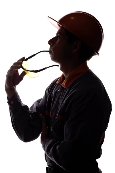경력을 꿈꾸는 건설 노동자의 실루엣, 흰색 고립 된 배경에 헬멧을 쓴 남자 — 스톡 사진