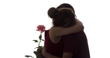beyaz izole arka planda aşık genç bir çift siluet, adam bir kadın bir gül çiçek ve kadın mutluluk, konsept romantizm onu sarılmak verir
