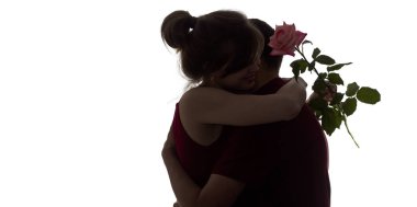 beyaz izole arka planda aşık genç bir çift siluet, adam bir kadın bir gül çiçek ve kadın mutluluk, konsept romantizm onu sarılmak verir