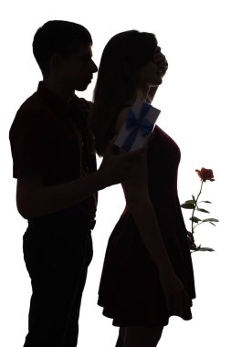 adam onun sevgili kadın için beklenmedik bir sürpriz yapma, erkek arkasında yürüdü ve eliyle kızın gözlerini kapalı beyaz izole arka plan üzerinde gül ve hediye kutusu vermek, flört kavramı, romantizm ve l